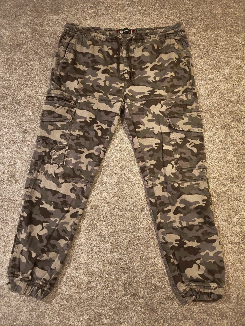 Akademiks Gray Camo Cargo Joggers Men’s L